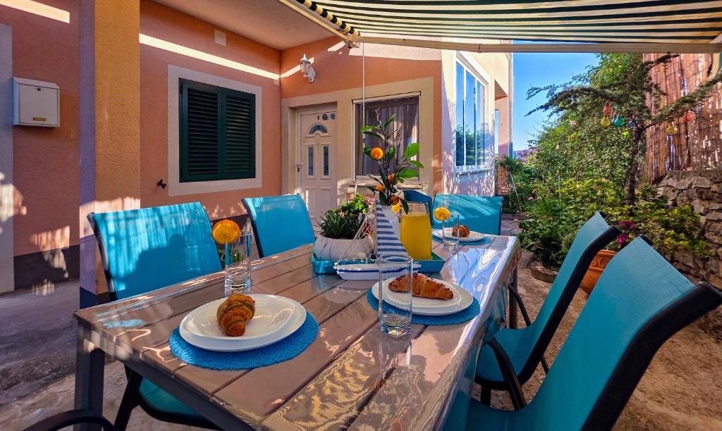 Enjoy amazing Dalmatian nights in our beauty azzure courtyard only 15 min away from Split. 